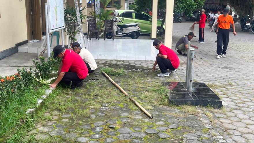 Sinergi Jaga Lingkungan, Jajaran Pemerintah Kalurahan Tamanmartani Gelar Kegiatan Jumat Bersih